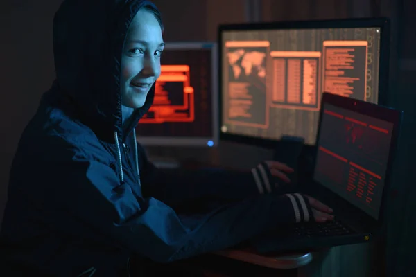 引擎盖里的女孩在镜头里看 黑客攻击和网络欺诈在屏幕背景下的黑暗 网络安全的概念 — 图库照片