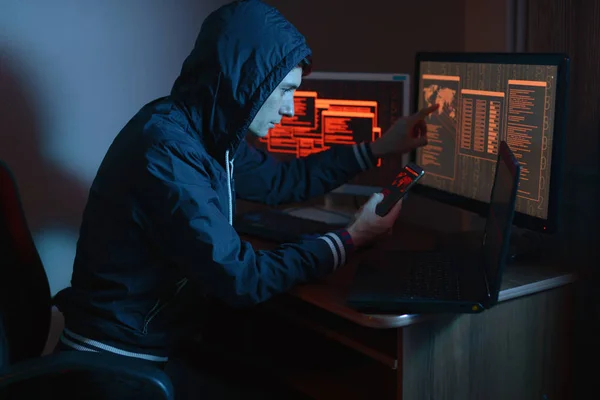 Haker Mężczyzna Kapturze Trzymając Telefon Ręce Starając Się Hack Urządzenia — Zdjęcie stockowe