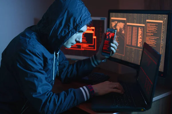 Homem Hacker Capô Segurando Telefone Suas Mãos Tentando Hackear Nuvem — Fotografia de Stock