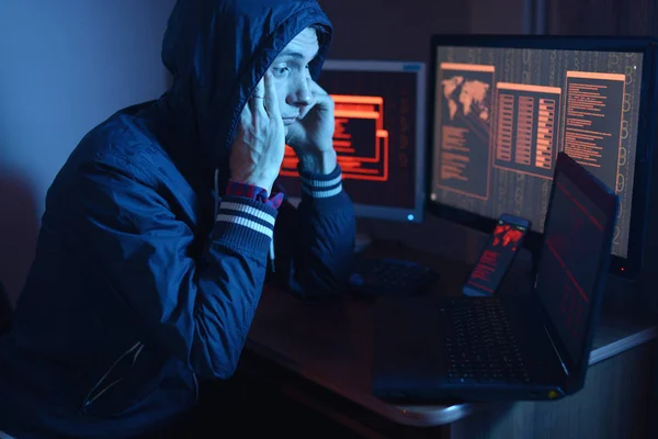 Seorang Hacker Pria Berkerudung Berpikir Tentang Masalah Hacking Atau Infeksi — Stok Foto