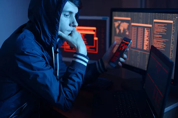 Hacker Einer Kapuze Die Über Das Problem Des Hackens Oder — Stockfoto