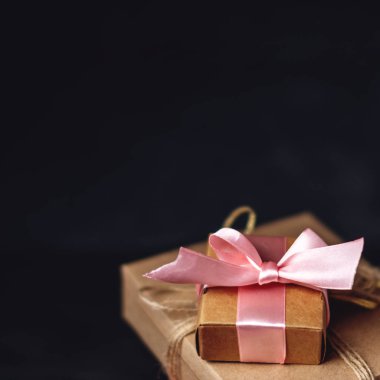 Tatil hediye kutuları, kağıt ve koyu ahşap arka plan üzerinde kırmızı lekeli işçiliği Paketli. Metin için hediyeler ve yer ile güzel kartları kavramı