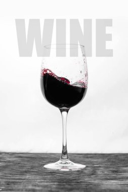 Kırmızı şarap cam su sıçramalarına beyaz zemin üzerinde hareket. Metin ile şık tasarımı kartı