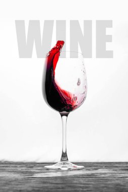 Kırmızı şarap cam su sıçramalarına beyaz zemin üzerinde hareket. Metin ile şık tasarımı kartı