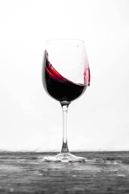 Kırmızı şarap cam su sıçramalarına beyaz zemin üzerinde hareket. Şık tasarım içki kartı