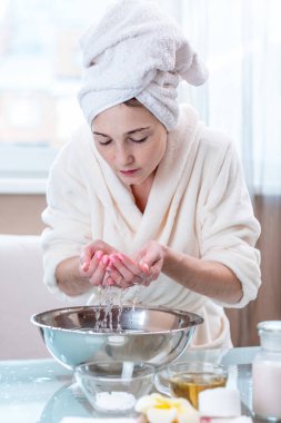 Yıkama ve su ile yüzünü sabah serinletici başında bir havlu ile güzel genç kadın. Kavramı hijyen ve evde cilt bakımı