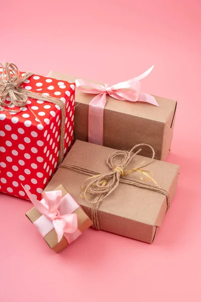 Holiday Díszdobozok Csomagolva Gyárts Papír Piros Pöttyös Rózsaszín Háttér Szép — Stock Fotó