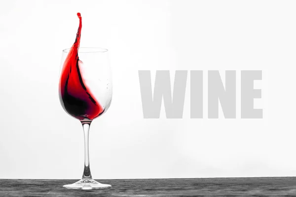 Vino Rosso Nel Bicchiere Schizza Movimento Fondo Bianco Elegante Design — Foto Stock