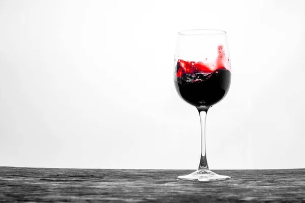 Rode Wijn Het Glas Spatten Beweging Een Witte Achtergrond Stijlvol — Stockfoto