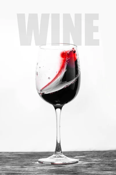 Vino Rosso Nel Bicchiere Schizza Movimento Fondo Bianco Elegante Design — Foto Stock