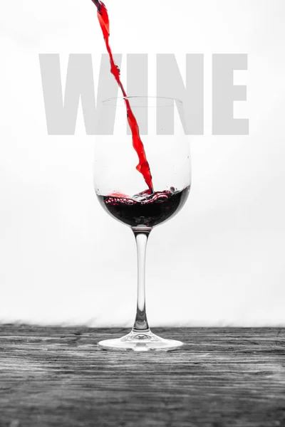 Vino Rosso Nel Bicchiere Schizza Movimento Fondo Bianco Scheda Design — Foto Stock