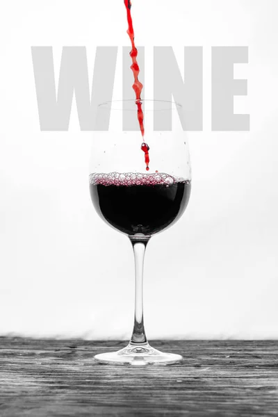 Der Rotwein Glas Spritzt Bewegung Auf Weißem Hintergrund Stilvolle Designkarte — Stockfoto