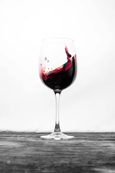 Der Rotwein Glas Spritzt Bewegung Auf Weißem Hintergrund Stilvolles Design — Stockfoto