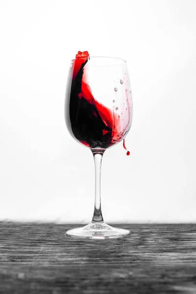 Czerwone Wino Szybie Plamy Ruchu Białym Tle Stylowy Design Napój — Zdjęcie stockowe