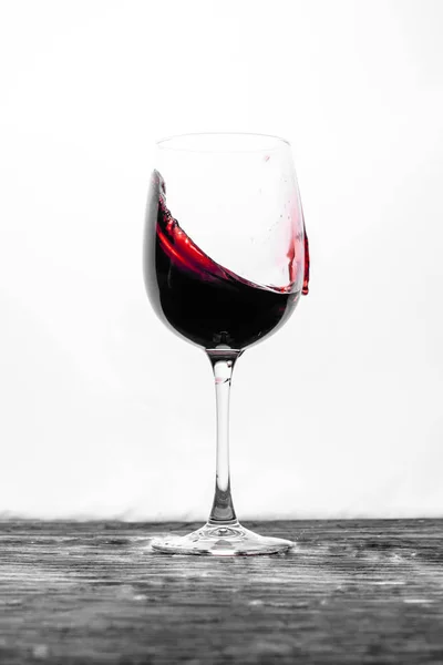 Vin Rouge Dans Verre Éclabousse Mouvement Sur Fond Blanc Carte — Photo