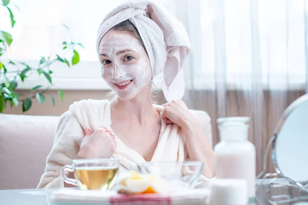 Mulher Jovem Feliz Bonita Com Máscara Natural Cosmética Seu Rosto — Fotografia de Stock