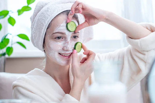 Wanita Muda Cantik Yang Bahagia Dengan Topeng Kosmetik Alami Dan — Stok Foto