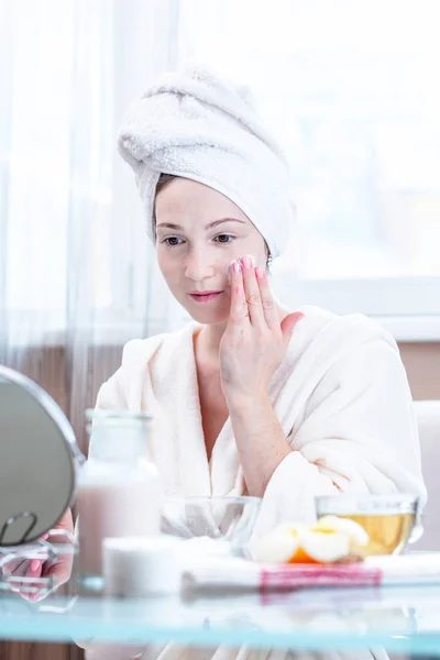 Hermosa Joven Feliz Con Una Toalla Cabeza Aplicando Crema Cosméticos — Foto de Stock