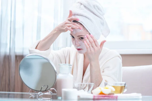 Hermosa Joven Feliz Con Una Toalla Cabeza Aplicando Crema Cosméticos — Foto de Stock