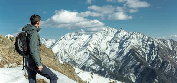 Mann Touristen Feiern Erfolg Stehend Auf Dem Hintergrund Der Schneebedeckten — Stockfoto