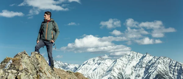 Adam Turizm güneşli bir arka plan karlı dağların üzerinde başarı duran kutlamak. Motivasyon ve hedeflerine ulaşılmasına kavramı