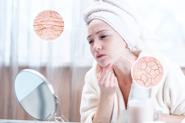 Belle Jeune Femme Avec Une Serviette Sur Tête Regardant Peau — Photo