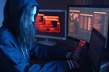 Neon ışık altında karanlıkta ekranlarının arka planda bir sistem güvenlik duvarı kesmek bir siber suç işlemekle program kodu yazarak bir başlıklı kız hacker. Siber güvenlik kavramı