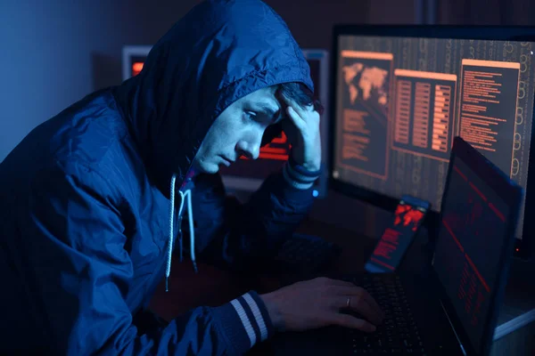 黑客在引擎盖思考黑客或恶意软件感染的问题 在屏幕的背景下 在霓虹灯的代码 网络安全的概念 — 图库照片