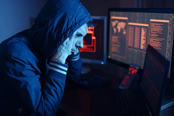 Hacker Een Kap Denken Het Probleem Van Hacking Malware Infectie — Stockfoto