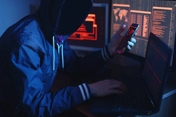 Kodu yazarak hiçbir yüz ile anonim bir hacker sistemi kesmek ve neon ışık arka plan ekranlarında erişimleri çalmak için çalışır. Siber güvenlik kavramı