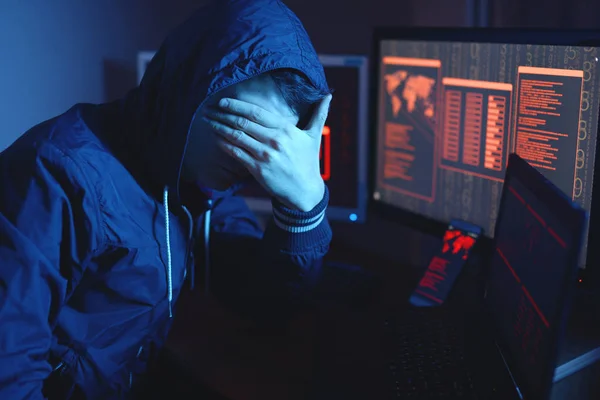 Een Anonieme Mannelijke Hacker Bedekt Zijn Gezicht Met Hand Terwijl — Stockfoto