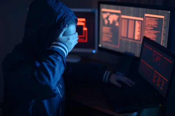 一个匿名的女孩黑客用手遮住她的脸 而犯罪时 在霓虹灯下在屏幕的背景上侵入系统 网络安全概念 — 图库照片