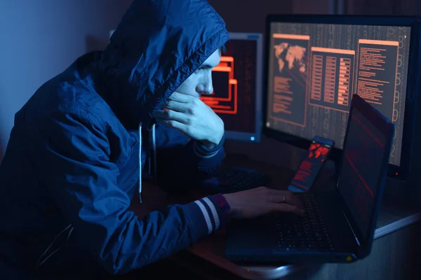 Hacker Masculino Código Programa Digitação Capuz Enquanto Comete Crime Cibernético — Fotografia de Stock