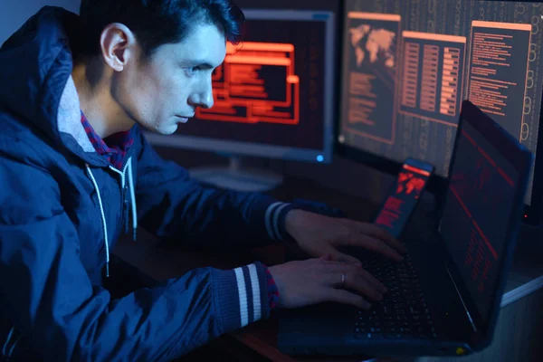 Хакер Печатает Программный Код Совершая Киберпреступление Взламывая Системный Брандмауэр Фоне — стоковое фото