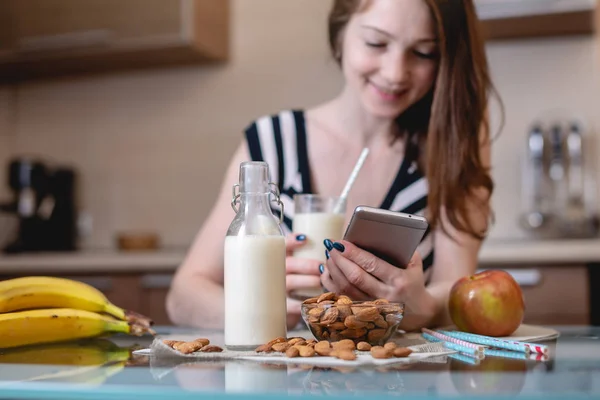 Mujer Bebiendo Leche Almendras Orgánica Sosteniendo Teléfono Mano Cocina Botella — Foto de Stock