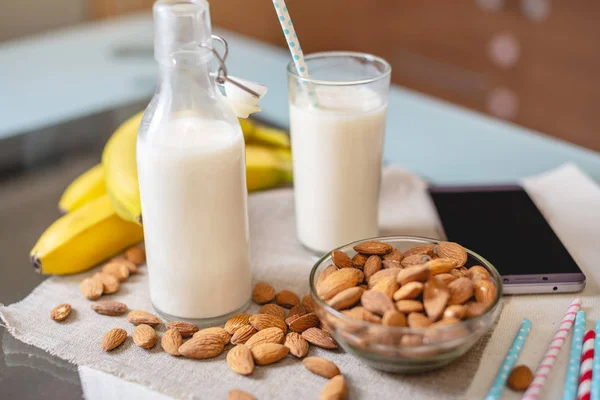 Leche Almendras Vaso Fruta Con Almendras Dispersas Mesa Cocina Dieta — Foto de Stock