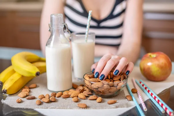 Mujer Bebiendo Leche Almendras Orgánica Sosteniendo Vaso Mano Cocina Botella — Foto de Stock