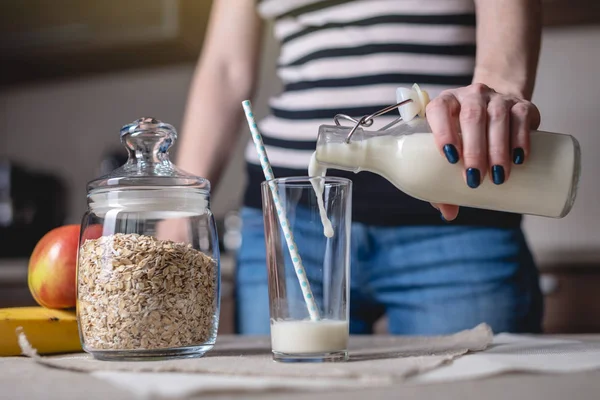 Una Mujer Vierte Leche Avena Orgánica Una Botella Vaso Sobre — Foto de Stock