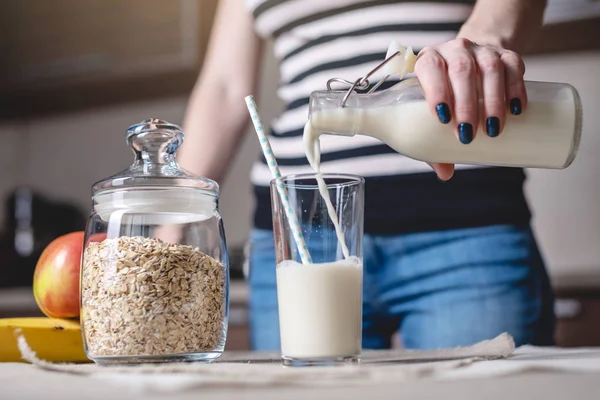 Una Mujer Vierte Leche Avena Orgánica Una Botella Vaso Sobre — Foto de Stock