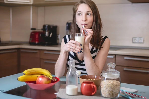 Mujer Bebiendo Leche Avena Orgánica Pajitas Sosteniendo Una Taza Vidrio — Foto de Stock