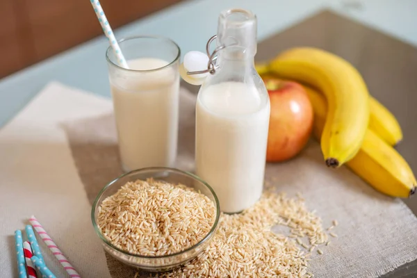 Leche Arroz Vaso Fruta Con Granos Dispersos Arroz Mesa Cocina — Foto de Stock