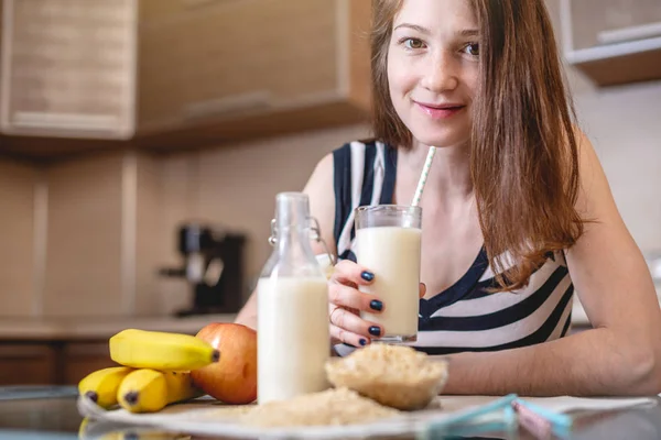 Jovencita Feliz Sosteniendo Vaso Leche Arroz Orgánica Cocina Botella Fruta — Foto de Stock