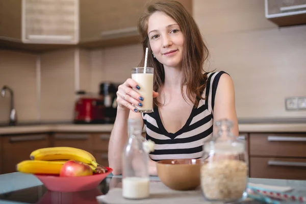 Mujer Bebiendo Leche Avena Orgánica Pajitas Sosteniendo Una Taza Vidrio — Foto de Stock