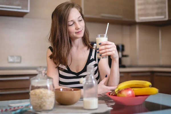 Mujer Bebiendo Leche Avena Orgánica Pajitas Sosteniendo Una Taza Vidrio — Foto de Stock