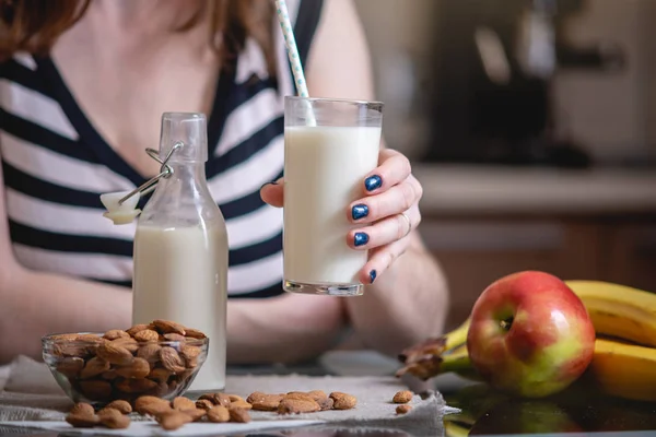 Mujer Bebiendo Leche Almendras Orgánica Sosteniendo Vaso Mano Cocina Botella — Foto de Stock