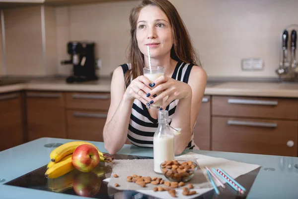 Mujer Bebiendo Leche Almendras Orgánica Sosteniendo Vaso Mano Cocina Botella — Foto de Stock