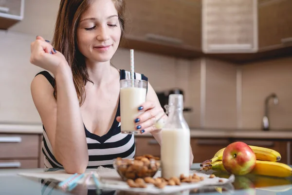 Mujer Bebiendo Leche Almendras Orgánica Sosteniendo Vaso Mano Cocina Botella — Foto de Stock