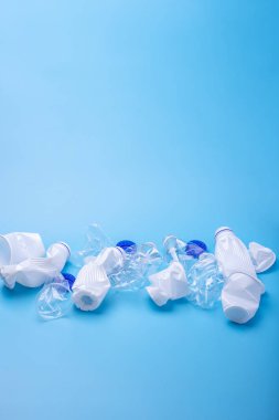 Bir yığın içinde temiz plastik çöp kullanılır. Mavi arka plandaki şişeler. Çevre kirliliği ve atık ayıklama kavramı
