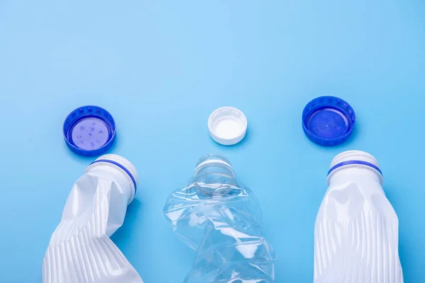 Utiliza Basura Plástica Limpia Una Pila Botellas Sobre Fondo Azul — Foto de Stock