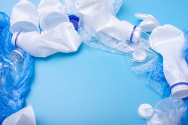 Bir yığın içinde sıralanmamış temiz çöp kullanılır. Şişeler, çantalar ve mavi arka plan üzerine kağıt. Kavram atıkları ayıklama. Metin için yer